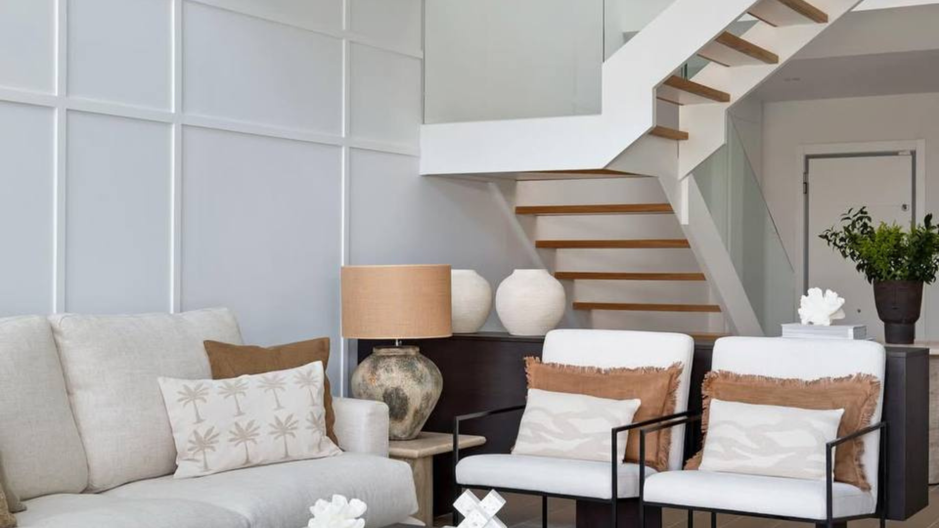 Молдинги Orac в интерьере: объём и свет без визуального шума